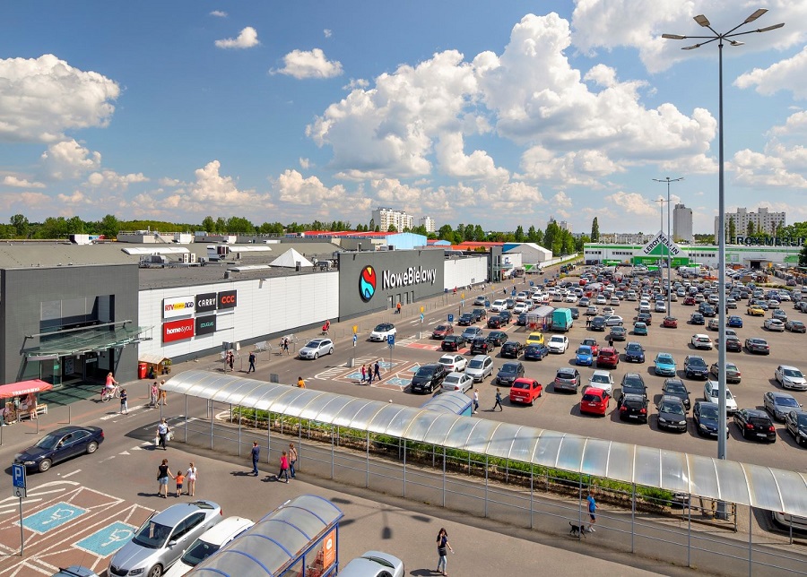 Panorama centrum handlowego Nowe Bielawy należącego do firmy Newbridge, które pomaga uchodźcom