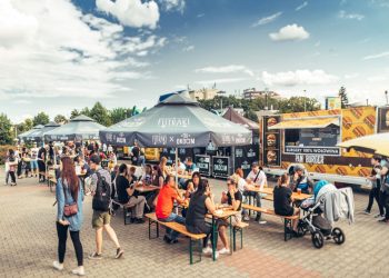 Znowu odwiedzamy restauracje, także te w centrach handlowych