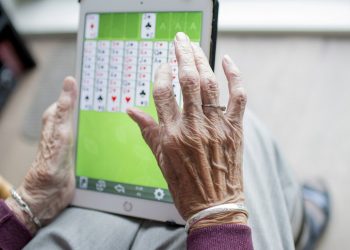 Tablet dla seniora. Fundacja Biedronki podaruje 500 takich urządzeń