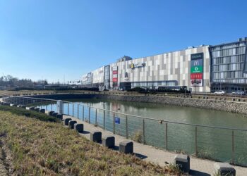 Staw przy centrum handlowym Avenida Poznań