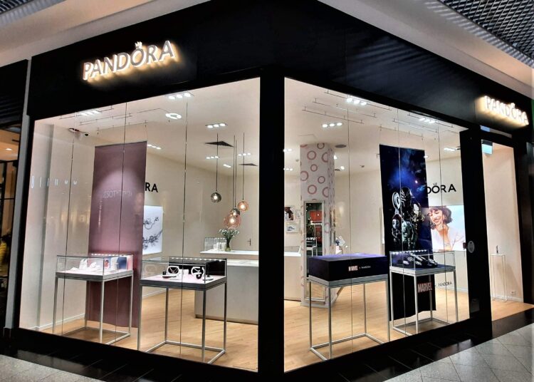 sklep Pandora z podświetlanym szyldem w galerii Twierdza Kłodzko