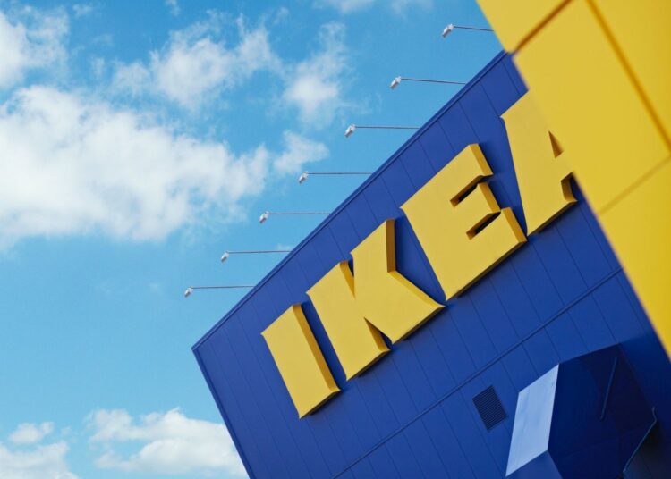 Logo sklepu IKEA na elewacji