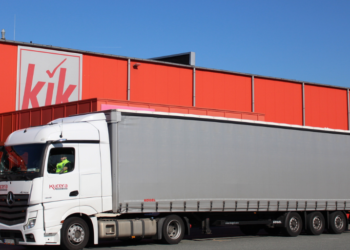 Tir stojący pod magazynem KiK, transportujący pomoc dla uchodźców z Ukrainy.