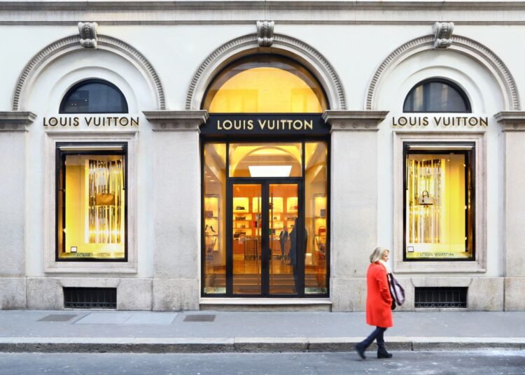 Witryna butiku Louis Vuitton widziana z ulicy