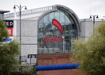 Wejście do galerii nova park z szyldem nad drzwiami