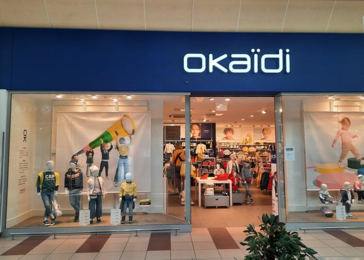 Witryna sklepowa i logo sklepu Okaidi w centrum handlowym Auchan Piaseczno