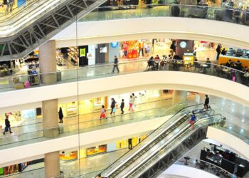 Wnętrze centrum handlowego widok na schody ruchome