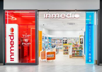 Inmedio TOP&POP podświetlonym szyldem nad wejściem do salonu