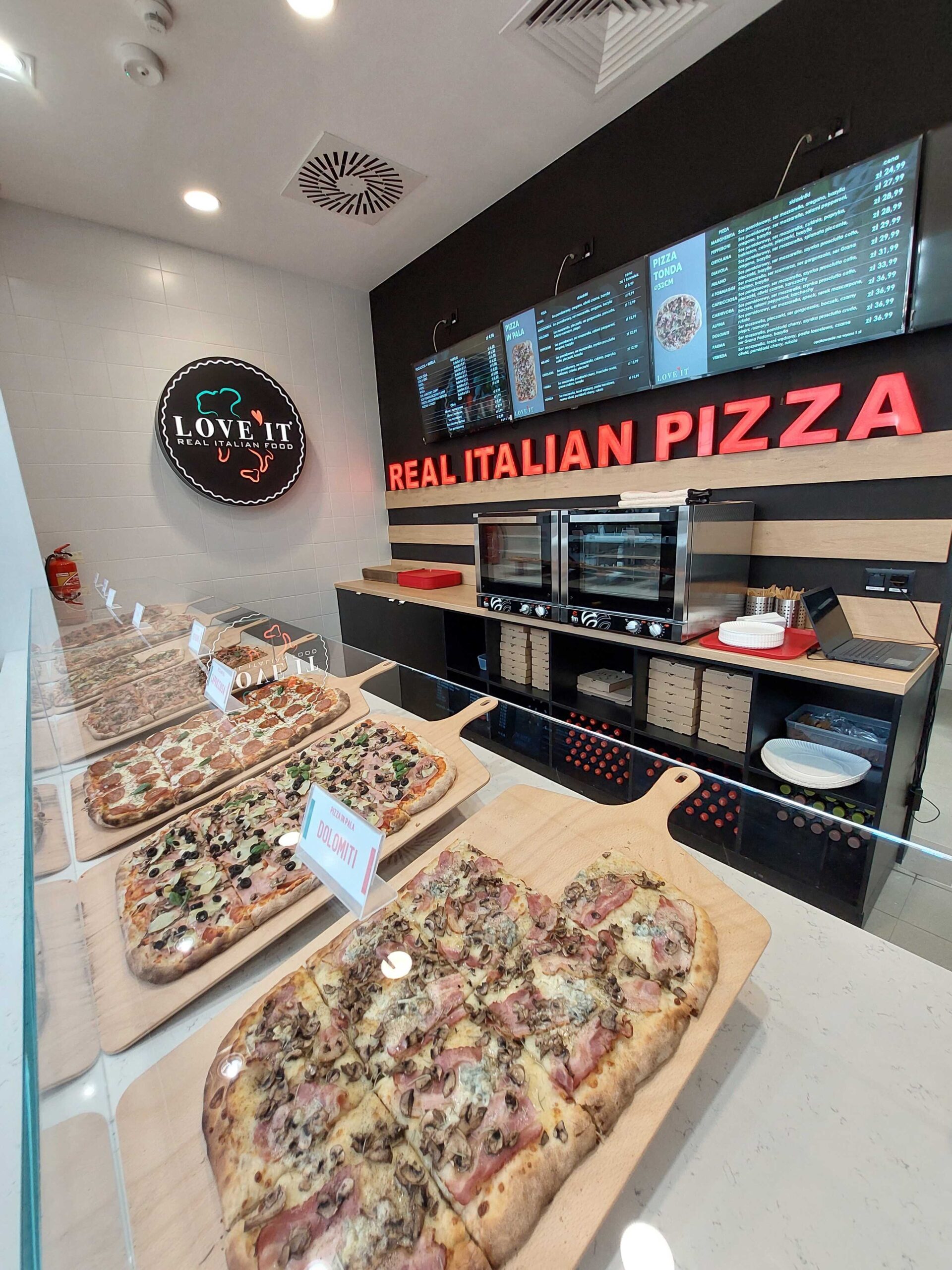 salon z włoską pizza Love it w podwarszawskim outlecie Designer