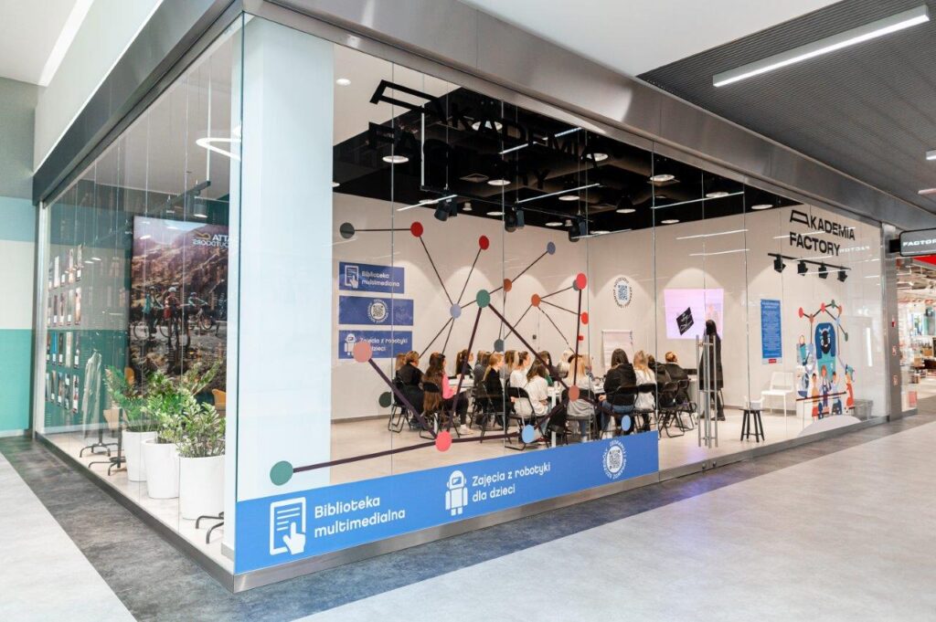 Factory Retail Academy wnętrze centrum handlowego