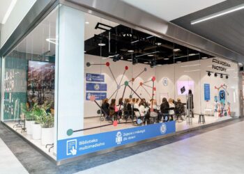 Factory Retail Academy wnętrze centrum handlowego