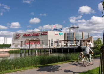 Atrium Biała centrum handlowe, wejście do galerii