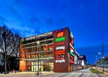 Kampania wizerunkowa Galerii Tomaszów, galeria handlowa wieczorem podświetlona