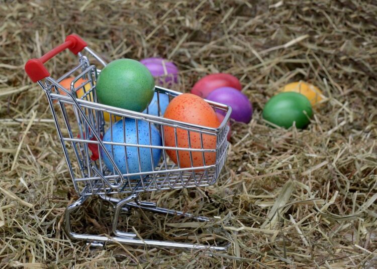 Ile wydamy na Wielkanoc 2022? Pisanki wielkanocne w koszyku zakupowym na sianie