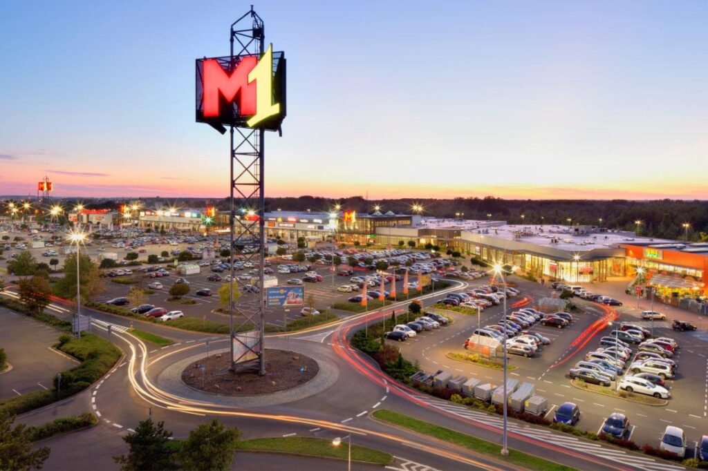 Centra handlowe M1 zainstalują na stałe różowe skrzyneczki, galeria handlowa M1 z lotu ptaka