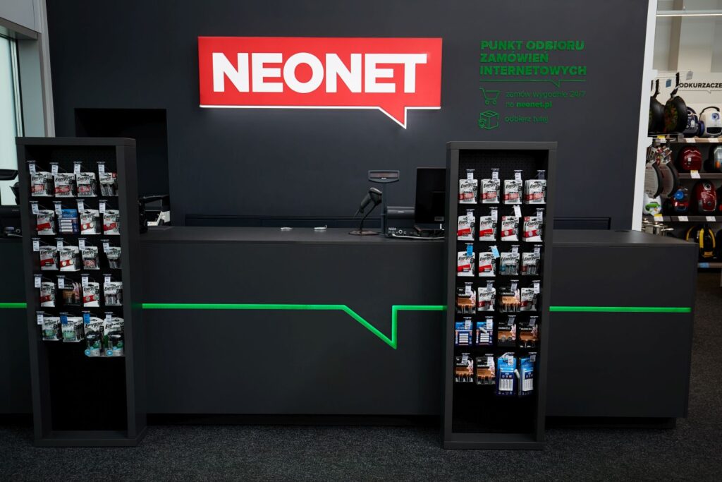 Neonet lada kasowa punkt obioru zamówień internetowych w parku handlowym w Łomiankach