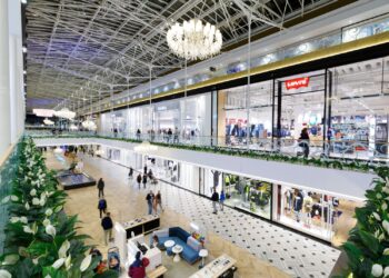 Peek & Cloppenburg w Atrium Promenada,galeria handlowa w środku