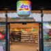 dm w Jeleniej Górze, witryna drogerii dm z zewnątrz
