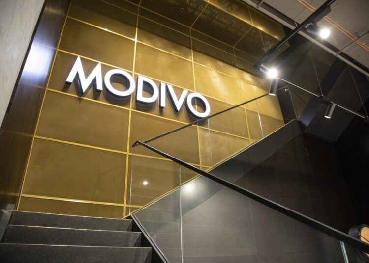 Modivo debiutuje w Austrii i Słowenii, logo sklepu Modivo umieszczone na ścianie wewnątrz sklepu
