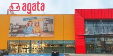 Salony Agata nie zwalniają tempa. Znany projektant w kampanii marki